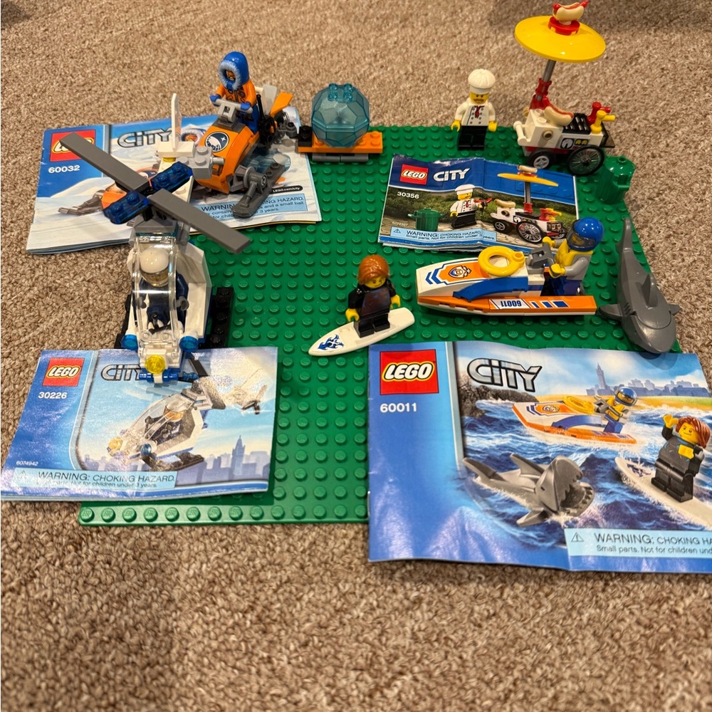 LEGO City Lot - 4 Sets and Base Plate